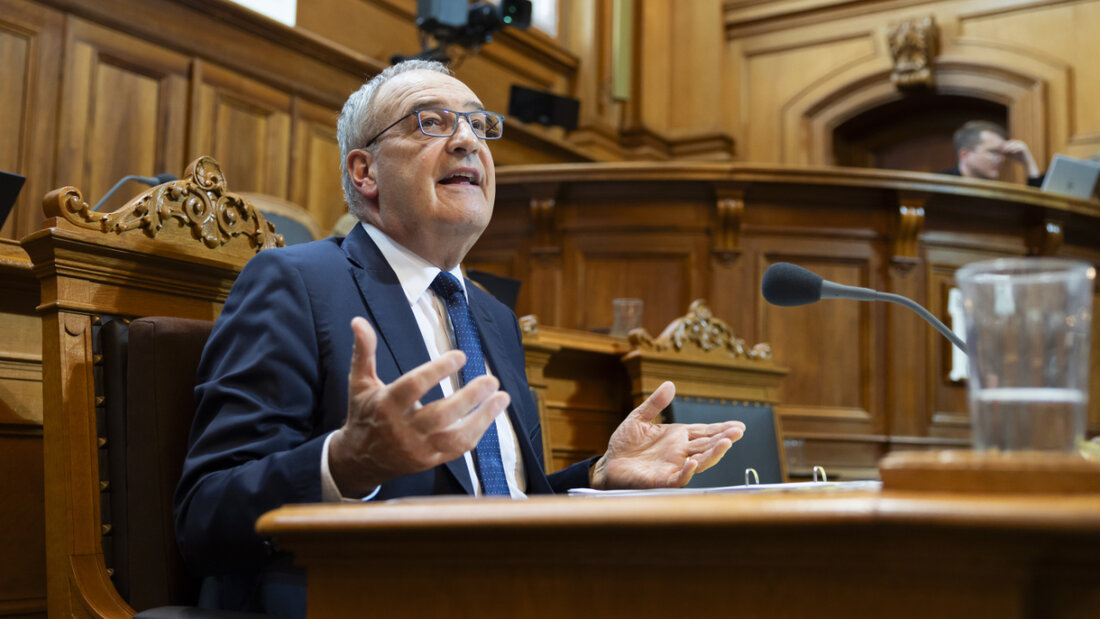 Auch für den Bundesrat ist die Ausdehnung der Kurzarbeitsentschädigung ein Mittel, um dem US-Zollhammer zu begegnen. Wirtschaftsminister Guy Parmelin begrüsste den entsprechenden Entscheid im Ständerat. (Archivbild) 20250910090023466.jpg
