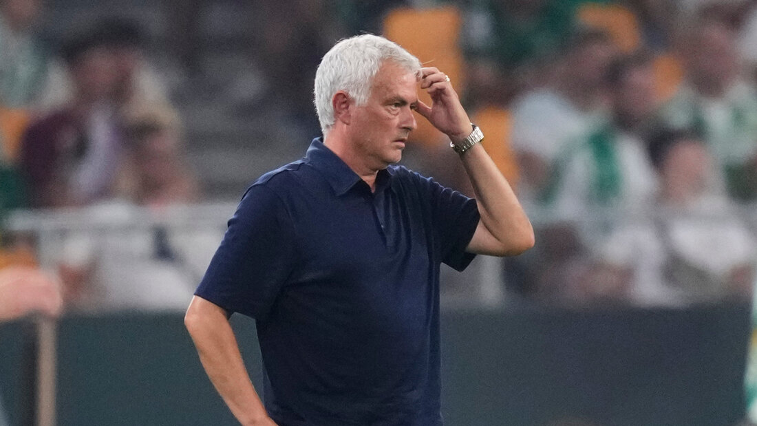 In Sevilla sah José Mourinho den späten Gegentreffer von Troy Parrott, dem er einst sein Profidebüt bei Tottenham ermöglicht hatte 20260904231112732.jpg
