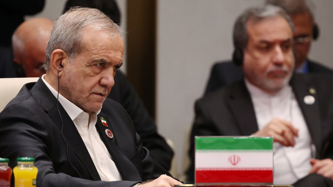 Irans Präsident Massud Peseschkian (l). Foto: Vyacheslav Prokofyev/Pool Sputnik Kremlin/AP/dpa/Archivbild 20260909180832440.jpg
