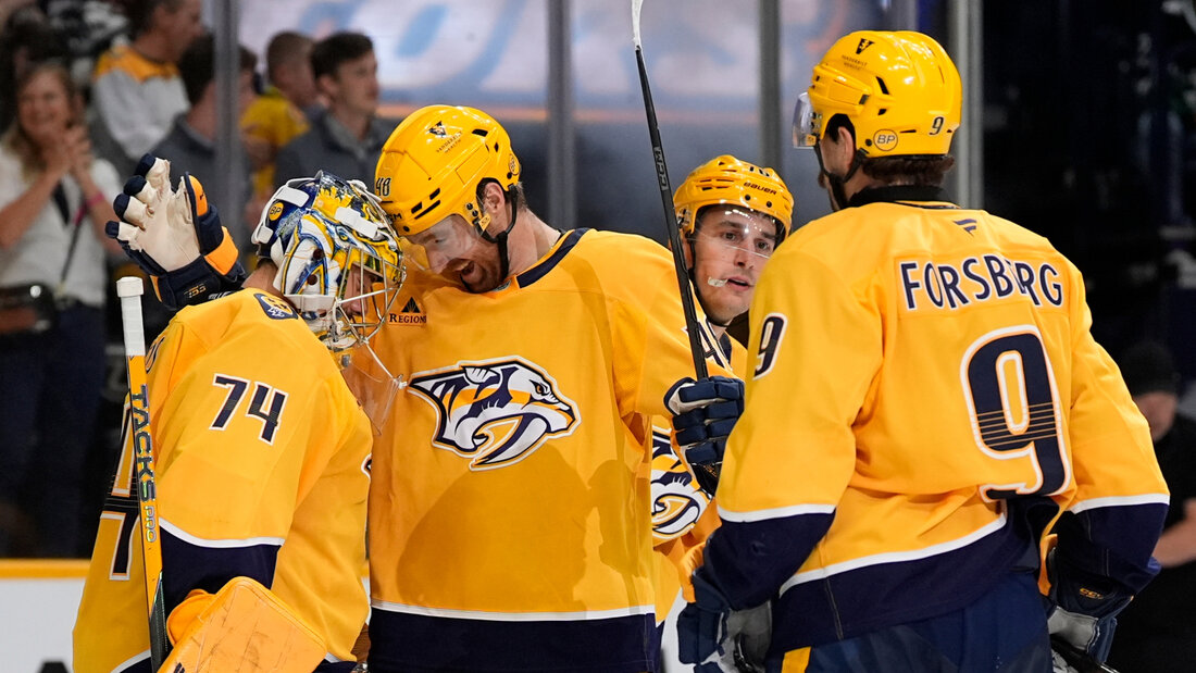 Die Nashville Predators im gelben Dress feiern im zweiten Spiel der Saison ihren ersten Sieg 20261004073957867.jpg