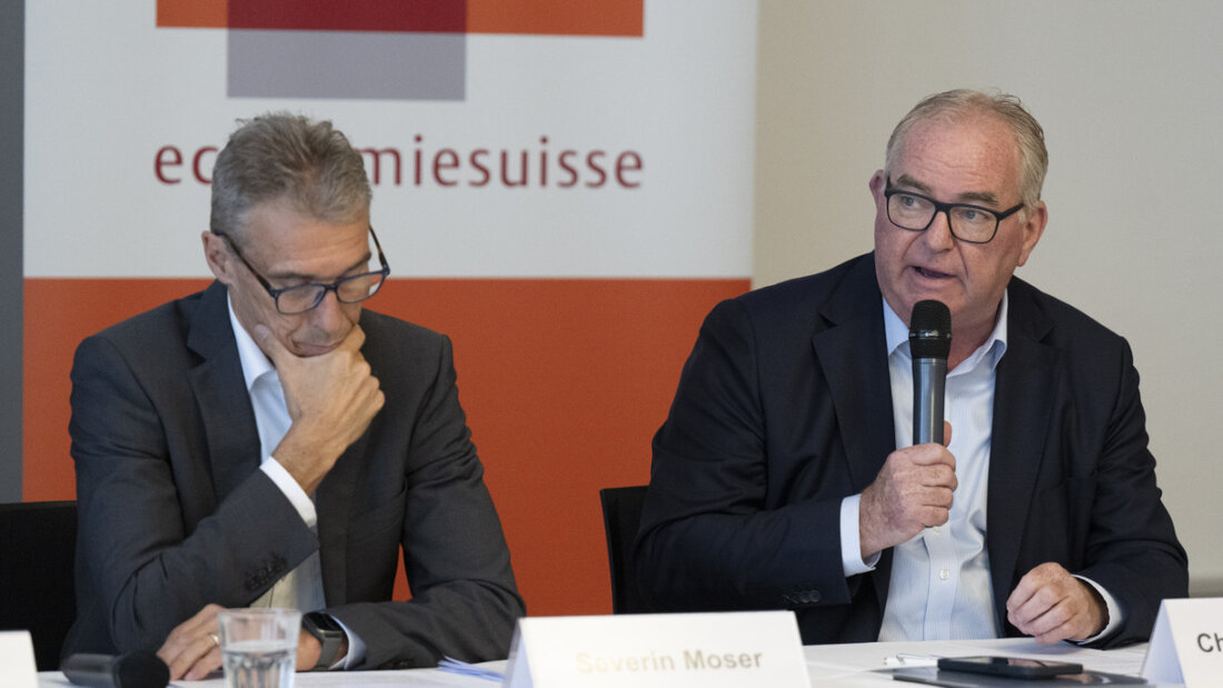 Economiesuisse-Präsident Christoph Mäder (r.) und Severin Moser, Präsident des Schweizerischen Arbeitgeberverbands, sprechen sich vor den Medien in Bern für das Entlastungspaket 27 aus. 20250505113951056.jpg