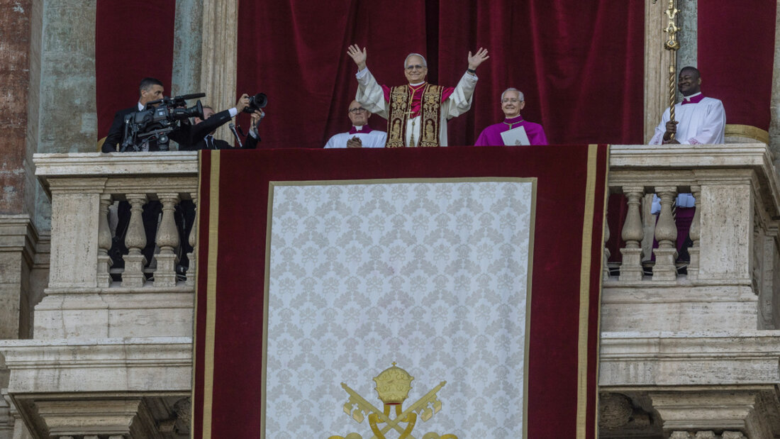 dpatopbilder - Der neu gewählte Papst Leo XIV. (M), der US-Amerikaner Robert Prevost, erscheint nach dem Konklave auf dem Balkon des Petersdoms im Vatikan. Foto: Oliver Weiken/dpa 20250508212753277.jpg