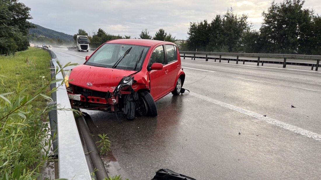 Im Kanton St. Gallen kamen am Montag mehrere Autos wegen der nassen Fahrbahn ins Schleudern. 20250729110736142.jpg