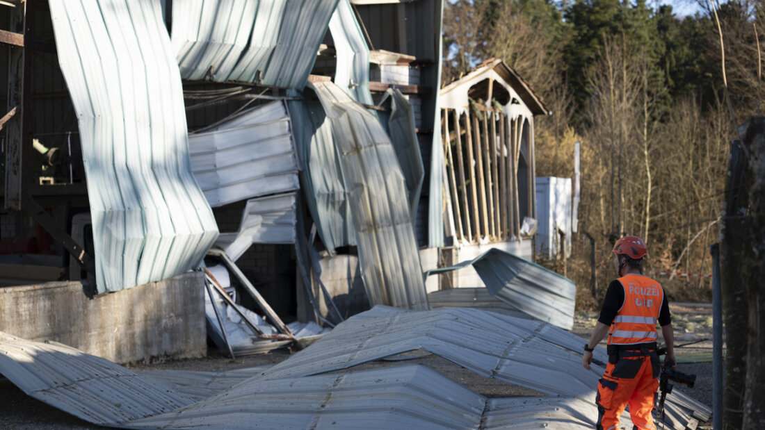 Die Kantonspolizei Zürich untersuchte am Mittwoch ein Gebäude, welches durch die Druckwelle der Explosion in Illnau zerstört wurde. Inzwischen sind 70 weitere Schadensmeldungen eingegangen. 20260226111204891.jpg