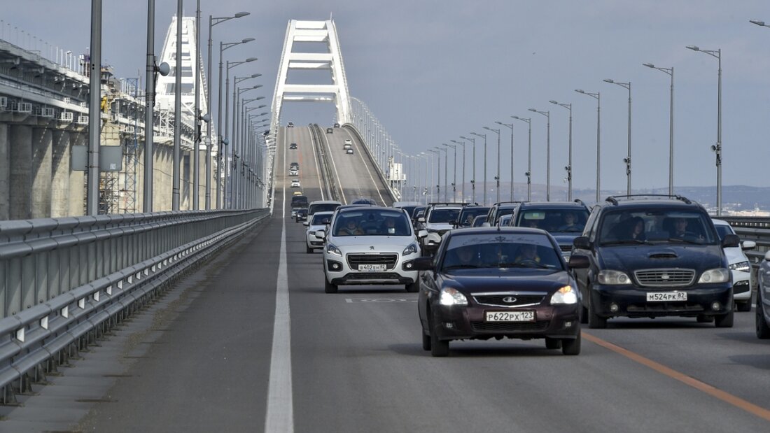 ARCHIV - Autos und andere Fahrzeuge fahren auf der Krim-Brücke, die das russische Festland und die Halbinsel Krim über die Meerenge von Kertsch nach Restaurierungsarbeiten wieder verbindet. Foto: Uncredited/AP/dpa 20260531114240779.jpg