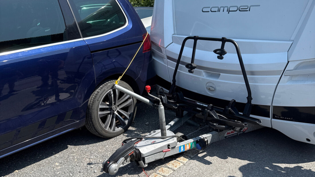 Der führerlose Anhänger kollidierte in Jakobsbad AI mit zwei parkierten Autos. 20260731151343816.jpg