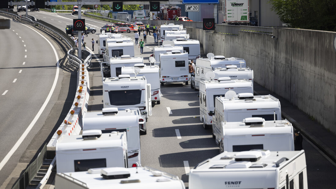 Im April 2025 blockierte die Walliser Polizei eine Gruppe von Fahrenden aus Frankreich mit rund 50 Wohnwagen auf der Autobahn A9. (Archivbild) 20260820110750118.jpg