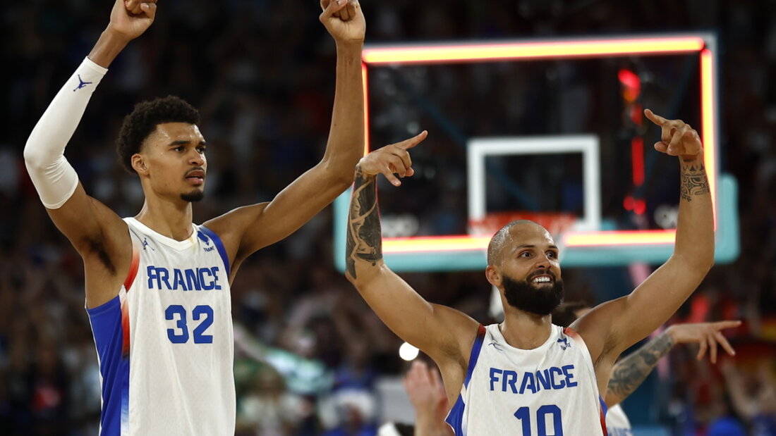 Die Franzosen Victor Wembanyama (links) und Evan Fournier freuen sich über den neuerlichen Finaleinzug 20240808201409929.jpg