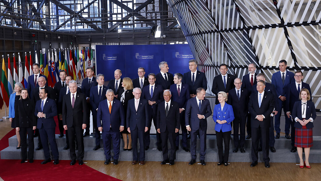 Die Staats- und Regierungschefs der Europäischen Union posieren für ein Gruppenfoto anlässlich der Feierlichkeiten zum 50-jährigen Bestehen des Europäischen Rates bei einem EU-Gipfel in Brüssel. Foto: Omar Havana/AP/dpa 20241219163323866.jpg