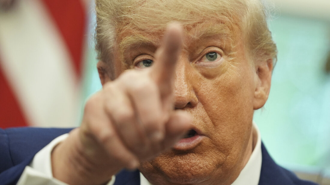 US-Präsident Donald Trump gestikuliert vor Reportern, nachdem er ein Handelsabkommen mit Großbritannien im Oval Office des Weißen Hauses angekündigt hat. Foto: Evan Vucci/AP/dpa 20250509142203158.jpg