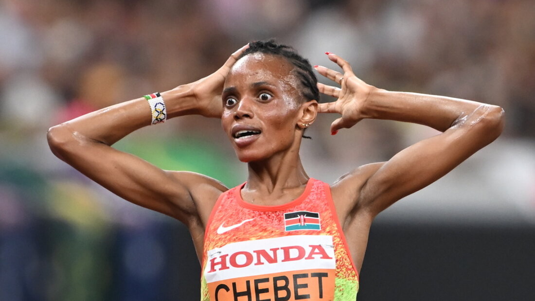 Beatrice Chebet blickt nach dem 5000-m-Lauf an der WM in Tokio ungläubig auf die Anzeigetafel, obwohl sie als Favoritin das Rennen klar gewann 20260105121521426.jpg