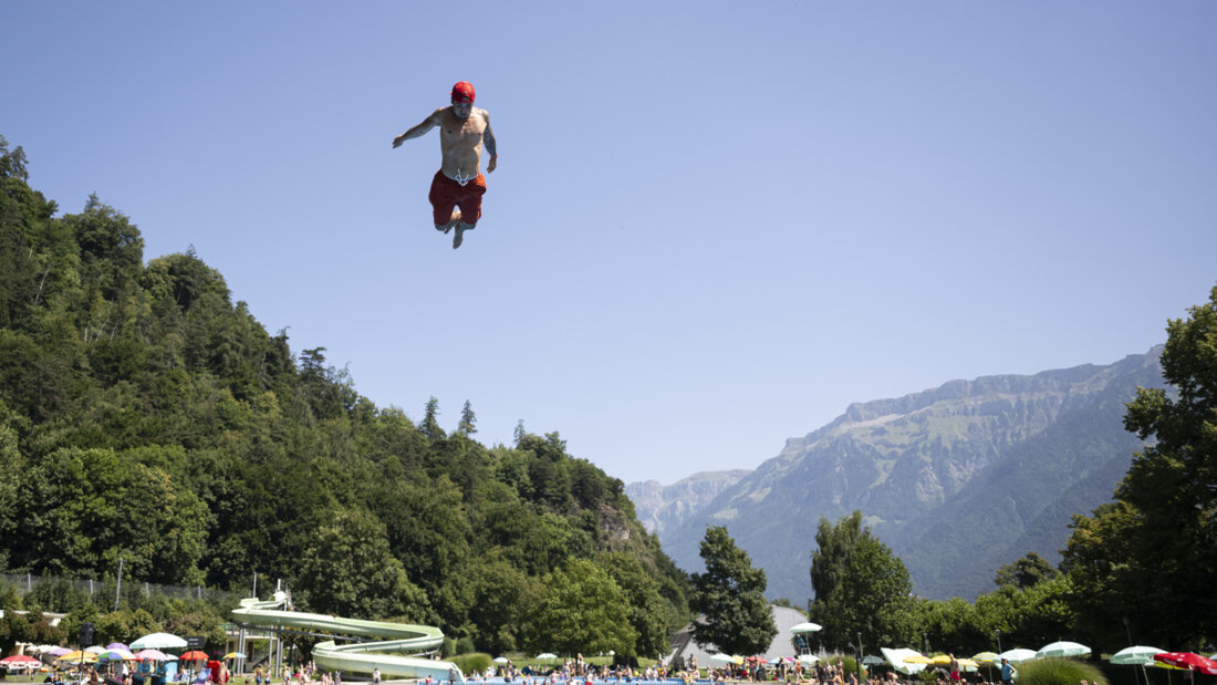 Ab ins kühle Nass: An vielen Orten gab es in der Schweiz am Donnerstag Temperaturen über 30 Grad. (Archivbild) 20260618173605324.jpg