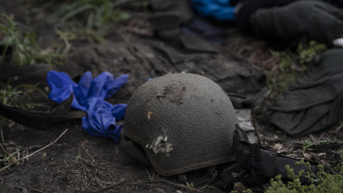 ARCHIV - Ein beschädigter Helm liegt auf dem Boden an einer Stelle, an der die Leichen von vier ukrainischen Soldaten in einem Gebiet nahe der Grenze zu Russland in der Region Charkiw gefunden wurden. Foto: Leo Correa/AP/dpa 20260702055354197.jpg