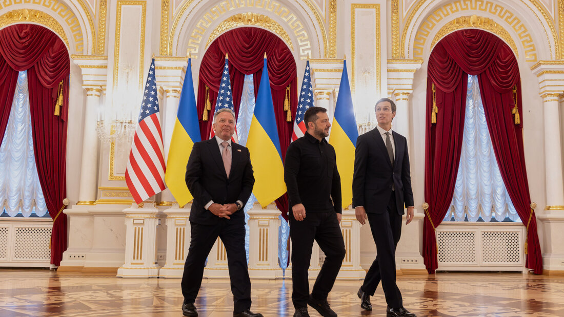 dpatopbilder - HANDOUT - Der ukrainische Präsident Wolodymyr Selenskyj (M) trifft sich im Marienpalast in Kiew mit den Gesandten des US-Präsidenten Trump, Jared Kushner (r) und Steve Witkoff. Foto: -/Ukrainian Presidential Press Office/AP/dpa - ACHTUNG: Nur zur redaktionellen Verwendung und nur mit vollständiger Nennung des vorstehenden Credits 20260907053739481.jpg