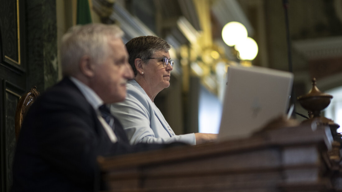 Walter Freund von der SVP (im Vordergrund) ist am Montagnachmittag zum neuen Präsidenten des St. Galler Kantonsrats gewählt worden. Er löste Barbara Dürr von der Mitte ab. (Archivbild) 20250602161507128.jpg