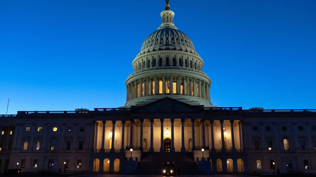 Das US-Kapitol ist bei Sonnenuntergang zu sehen. Foto: Jose Luis Magana/AP/dpa 20251112045730146.jpg