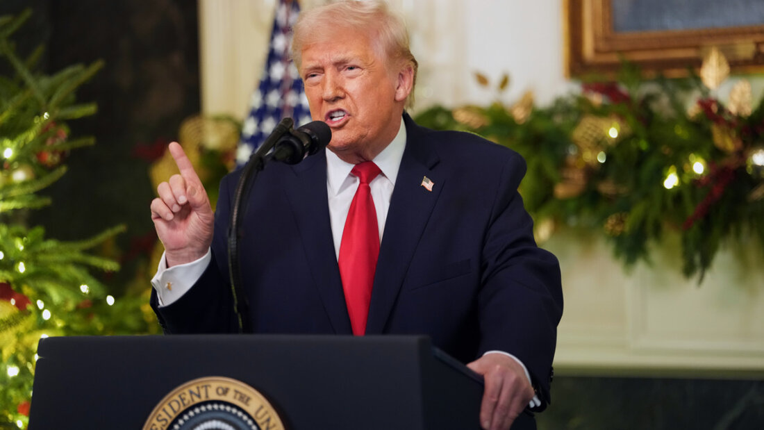 dpatopbilder - US-Präsident Donald Trump spricht während einer Ansprache an die Nation aus dem diplomatischen Empfangsraum im Weißen Haus in Washington. Foto: Doug Mills/Pool The New York Times/dpa 20251218052725767.jpg