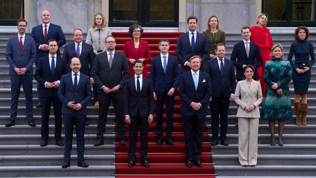 dpatopbilder - Minister der neuen Drei-Parteien-Minderheitsregierung posieren mit König Willem-Alexander, Mitte rechts, Premierminister Rob Jetten, Mitte links, und Vizepremierministerin Dilan Yesilgöz, vordere Reihe rechts, auf den Stufen des Königlichen Palastes Huis ten Bosch in Den Haag. Foto: Peter Dejong/AP/dpa 20260223113827477.jpg