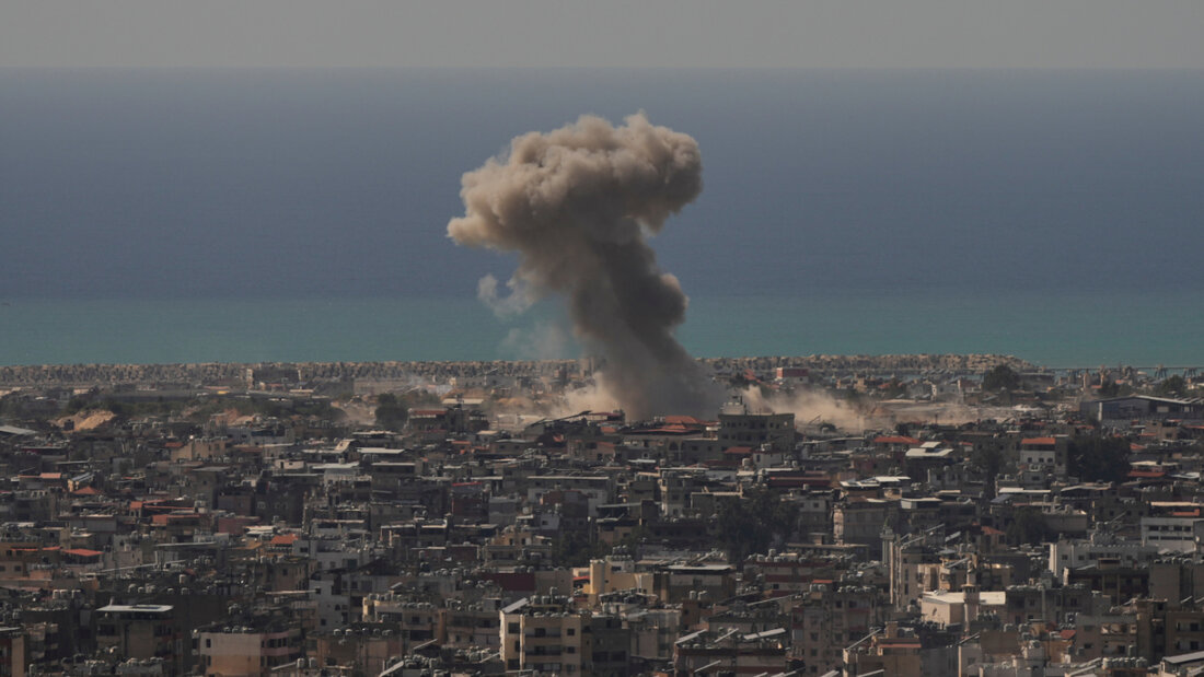 ARCHIV - Rauch steigt im April nach einem israelischen Luftangriff in Dahija, einem südlichen Vorort von Beirut, auf. Foto: Hassan Ammar/AP/dpa (Archivbild) 20260607181949630.jpg