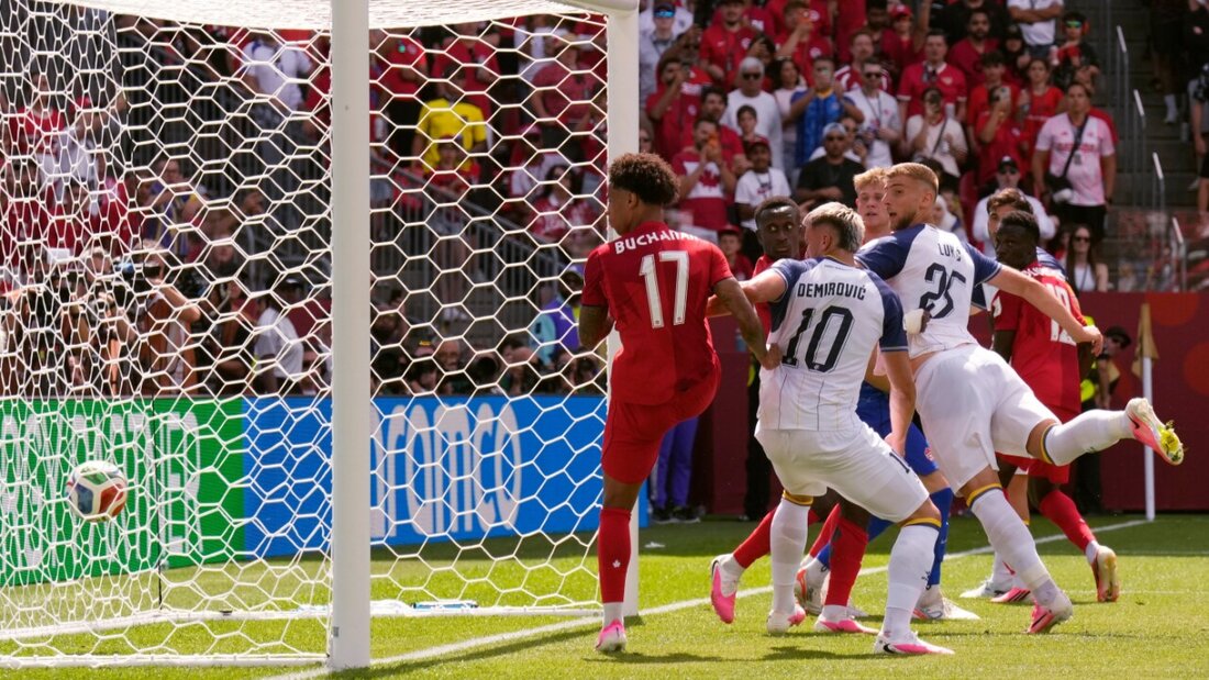 Corner, zweimal Kopfball, Tor: Jovo Lukic (Nummer 25) bringt Bosnien-Herzegowina beim WM-Gastgeber in Toronto in Führung 20260612230529025.jpg