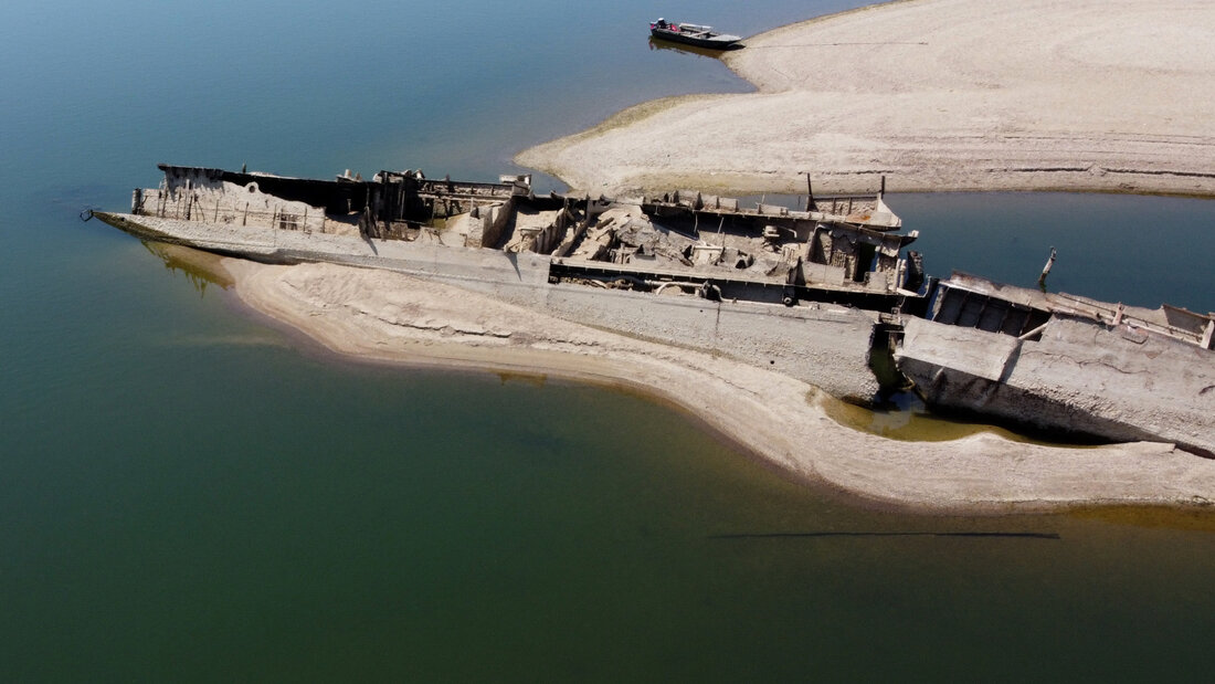 dpatopbilder - Das Wrack eines deutschen Kriegsschiffs taucht vor dem Djerdap-II-Staudamm an der Donau zwischen Rumänien und Serbien auf. Foto: Darko Vojinovic/AP/dpa 20260804161241034.jpg