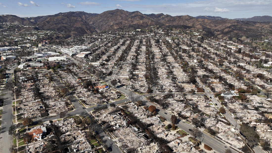 ARCHIV - Die Verwüstung durch das Palisades-Feuer ist in einer Luftaufnahme des Stadtteils Pacific Palisades zu sehen. Foto: Jae C. Hong/AP/dpa 20260820085631870.jpg