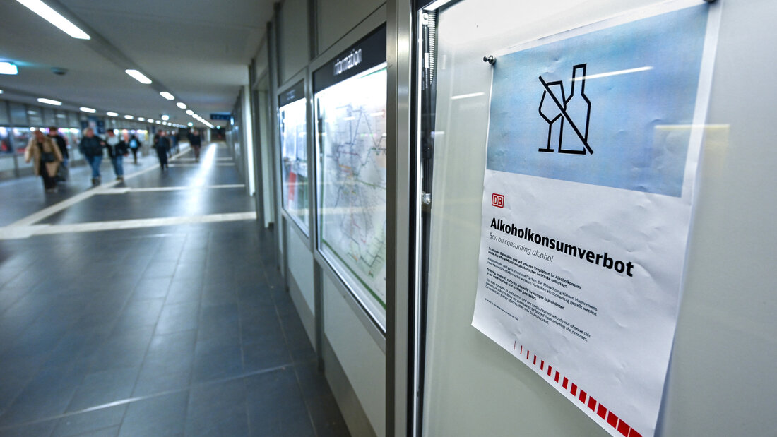 dpatopbilder - Ein Aushang am Hauptbahnhof Halle informiert über das Alkoholverbot. Foto: Heiko Rebsch/dpa 20261015171412060.jpg