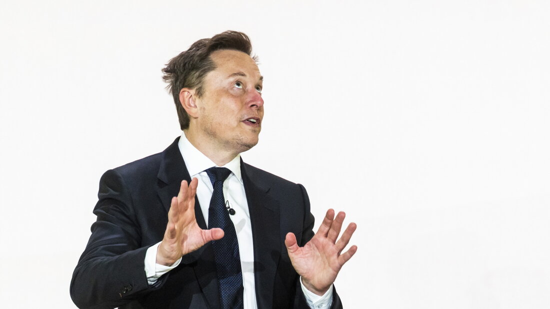 Seit Jahren stellte Tesla-Chef Elon Musk ein Raketen-Auto in Aussicht - der nun gezeigte Tesla Roadster kann dank Kaltgas-Düsen ein wenig fliegen. (Archivbild) 20261016051927785.jpg