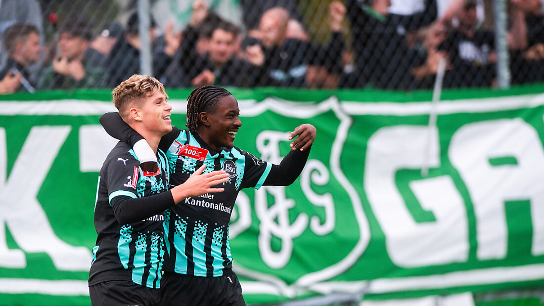 Matchwinner für St. Gallen: Christian Witzig (li.) feiert sein Tor zum 2:1 mit Felix Mambimbi 20240914184046194.jpg