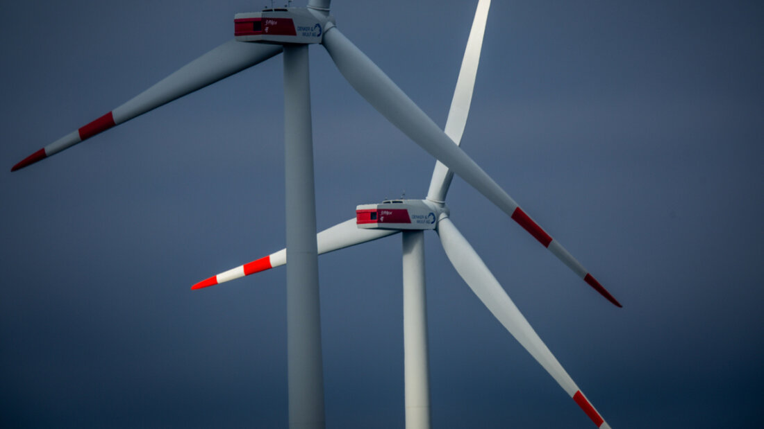 Die Rotoren von Windkraftanlagen drehen sich in einem Windpark. Die Energie aus Wind zählt als saubere Energie und gilt als klimafreundlich. Auch im Kanton Glarus sind Windräder ein Thema. (Archivbild) 20250528144512210.jpg