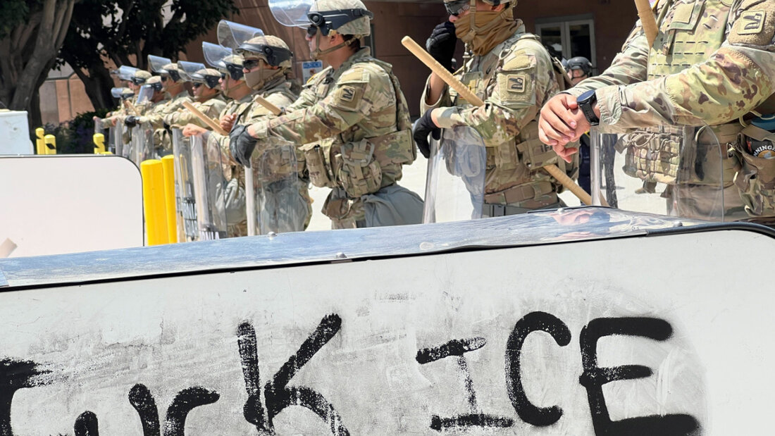 ARCHIV - Soldaten der kalifornischen Nationalgarde stehen hinter einer Absperrung, auf die «Fuck ICE» aufgesprüht wurde. Foto: Benno Schwinghammer/dpa/Archivbild 20251210204330099.jpg