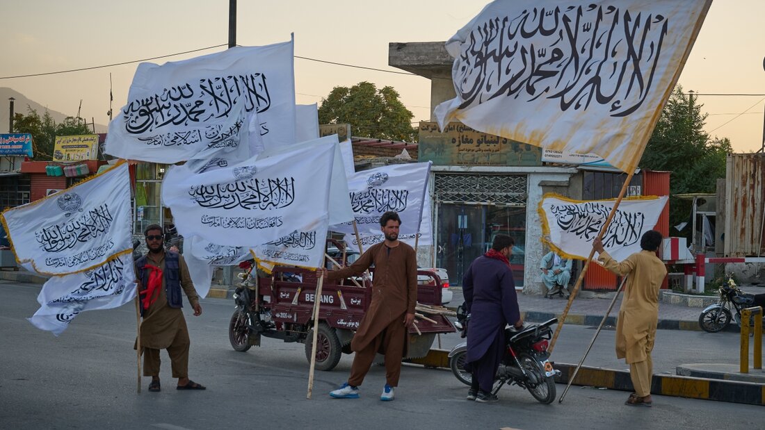 Männer verkaufen Taliban-Fahnen entlang einer Straße im Vorfeld der Feierlichkeiten zum fünften Jahrestag des US-Abzugs und des Beginns der Taliban-Herrschaft in Kabul. Foto: Nava Jamshidi/AP/dpa 20260815123725486.jpg