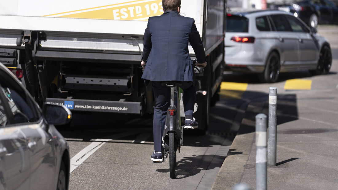 Im Schweizer Verkehr werden Velofahrerinnen und Velofahrer weniger vom restlichen Verkehr getrennt als in den Niederlanden. (Symbolbild) 20260913110045136.jpg