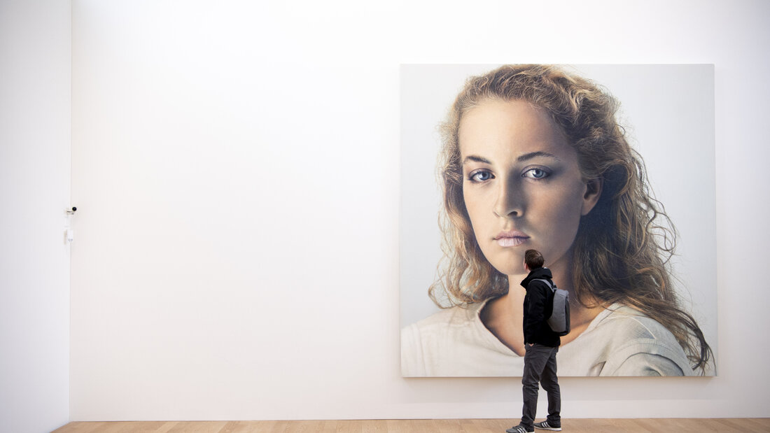 Bei Franz Gertsch lässt schon nur die präzise Darstellung der Haare staunen, wie hier im Gemälde "Johanna I" (1983-84) aus einer vergangenen Ausstellung. Johanna Dichand ist eine der porträtierten Frauen, die in der neuen Schau "Blow-Up (Part II)" in Burgdorf zu sehen sind. (Archivbild) 20260917111948030.jpg