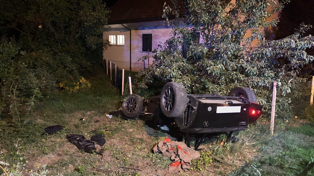 Der Sportwagen landete auf dem Dach, der 18-jährige Lenker wurde dabei verletzt. 20260919100758878.jpg