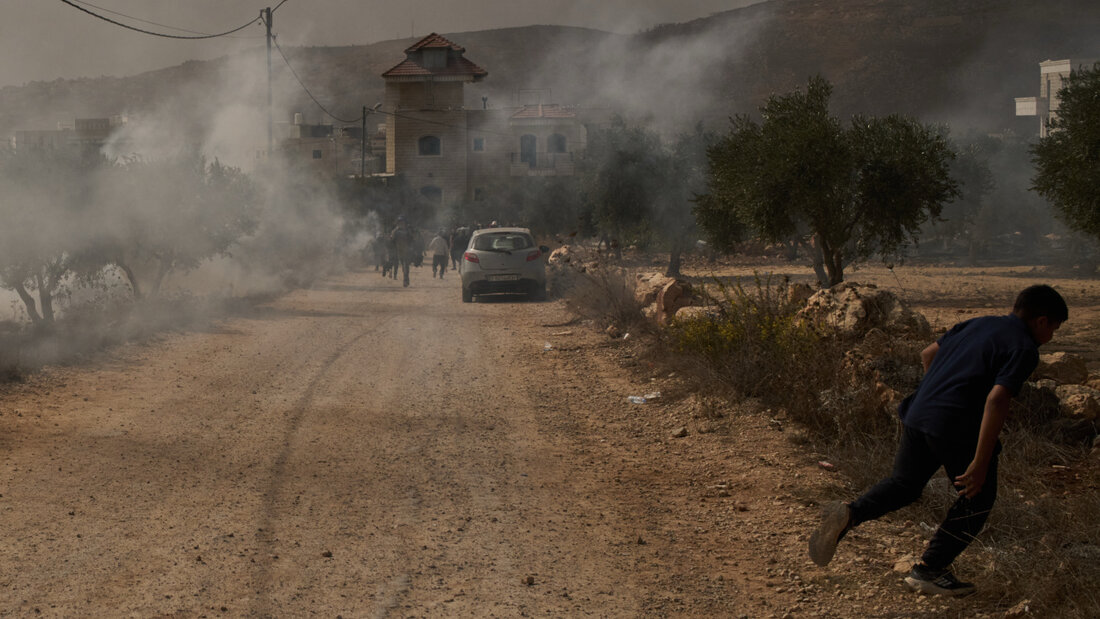 Ein palästinensischer Jugendlicher flieht vor Tränengas, das von Angehörigen der israelischen Streitkräfte nach einem Angriff von Siedlern während der Olivenernte im Dorf Abu Falah im Westjordanland abgefeuert wurde. Foto: Leo Correa/AP/dpa 20261019102735992.jpg