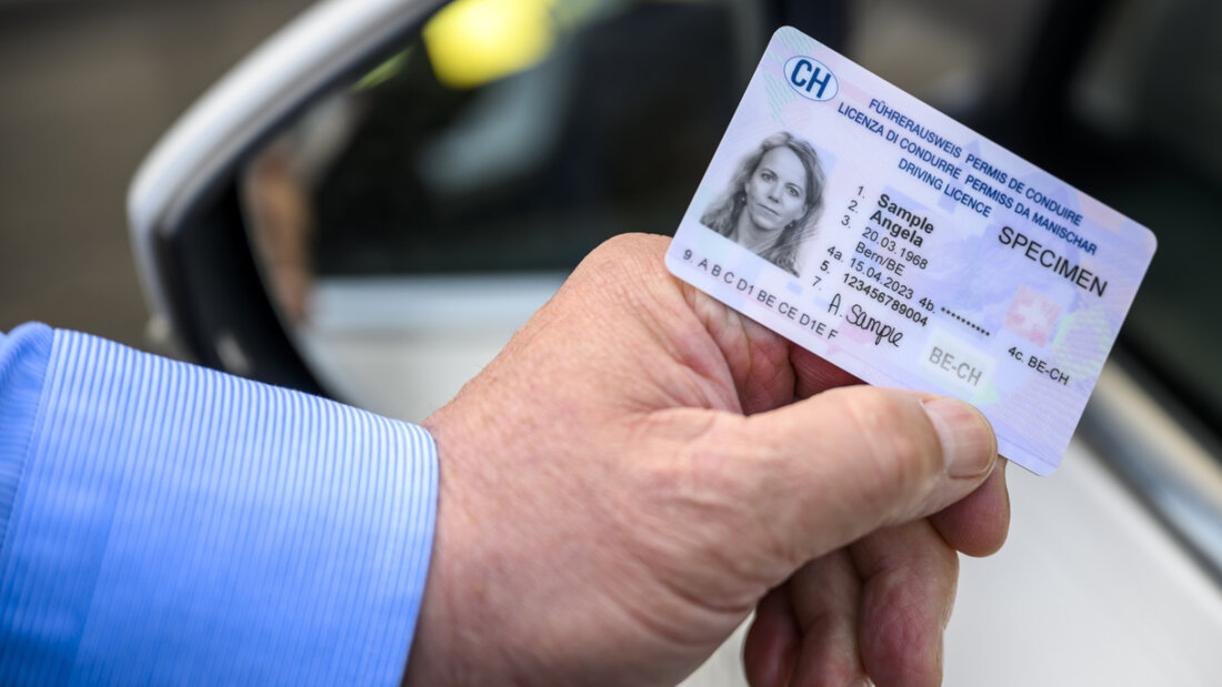 Künftig soll es nicht mehr nötig sein, einen physischen Führerausweis mitzuführen. Dieser Meinung ist die zuständige Nationalratskommission. (Themenbild) 20251028161546783.jpg