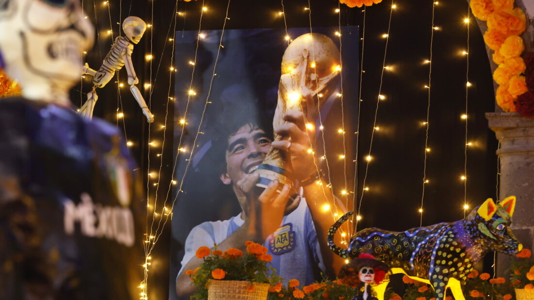 Altar zum "Día de los Muertos" für den verstorbenen argentinischen Fussballspieler Diego Armando Maradona in Tlaquepaque, Mexiko. 20251106054558182.jpg