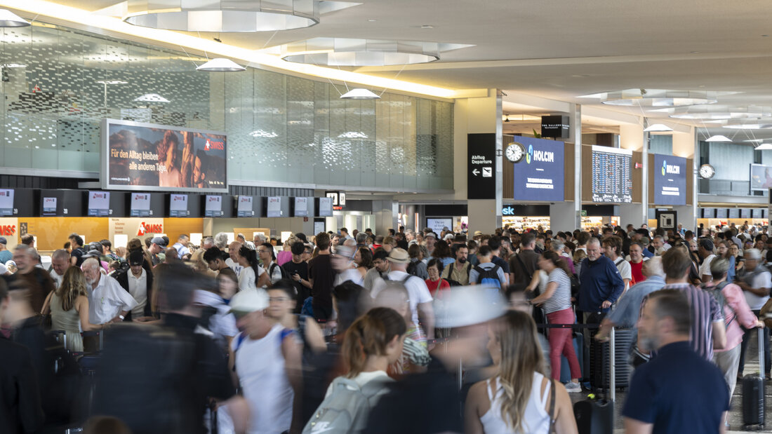 Sommerferienzeit: der Flughafen Zürich hat im Juli noch mehr Passagiere und Flüge verzeichnet als noch vor einem Jahr. (Archivbild) 20260812181807802.jpg