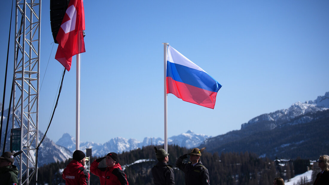 Die russische Flagge bei einer Medaillenzeremonie an den Paralympics 2026 20260902181856566.jpg