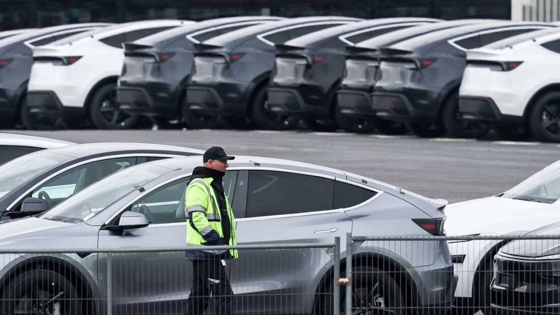 Noch nicht verkauft: Fahrzeuge des Elektroauto-Herstellers Tesla. (Archivbild) 20250402154537280.jpg