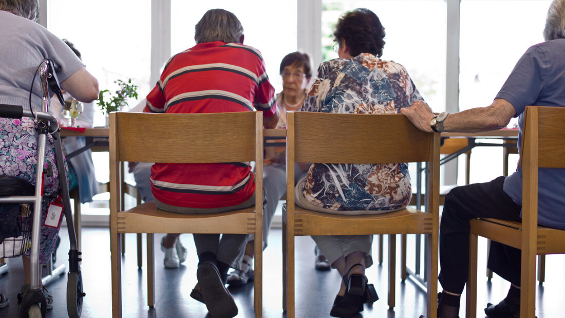 Viele Schweizer im Erwerbsalter sind skeptisch, ob das für die Pension angesparte Geld ausreicht, um den Ruhestand geniessen zu können. Die Rentner schätzen derweil ihre finanzielle Lage zumeist positiv ein. (Symbolbild) 20251127094625010.jpg