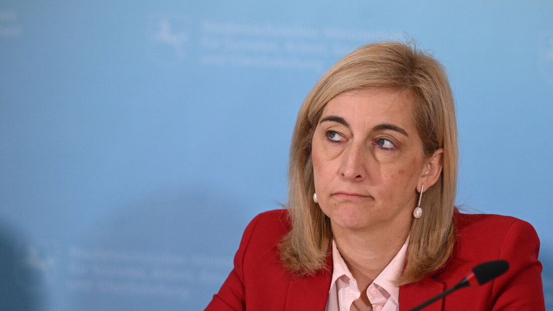 ARCHIV - Nina Warken (CDU), Bundesgesundheitsministerin, nimmt an der der Pressekonferenz zur Gesundheitsministerkonferenz GMK 2026 teil. Foto: Julian Stratenschulte/dpa 20260708132142751.jpg