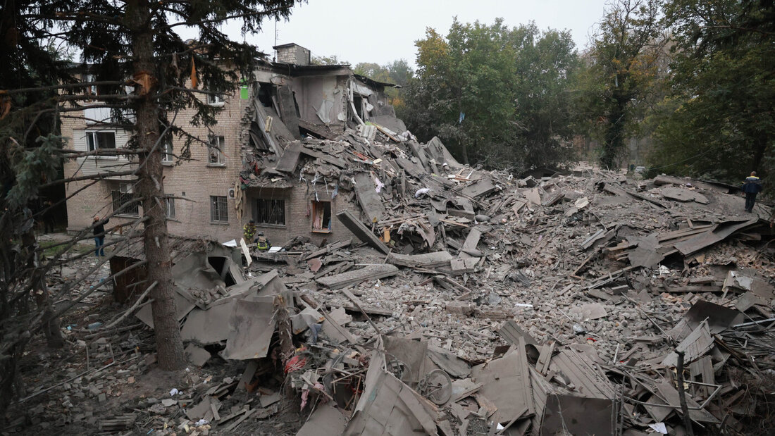 Ein Wohnhaus ist nach einem russischen Luftangriff in Saporischschja zerstört. Foto: Kateryna Klochko/AP/dpa 20261010122655215.jpg