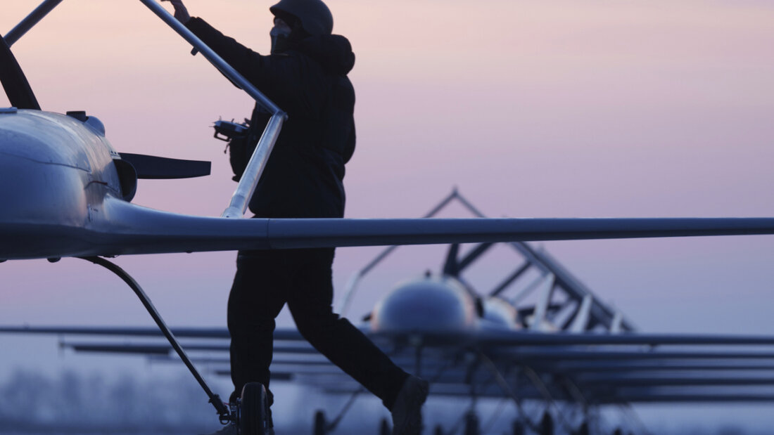 ARCHIV - Ein ukrainischer Soldat des Verteidigungsnachrichtendienstes bereitet den Start der Langstreckendrohne An-196 Ljutyj an einem ungenannten Ort in der Ukraine vor. Foto: Evgeniy Maloletka/AP/dpa 20251212095548772.jpg