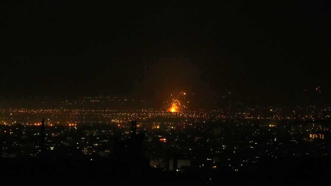 Eine Explosion ist in Teheran zu sehen. Foto: Uncredited/AP/dpa 20260301193823810.jpg