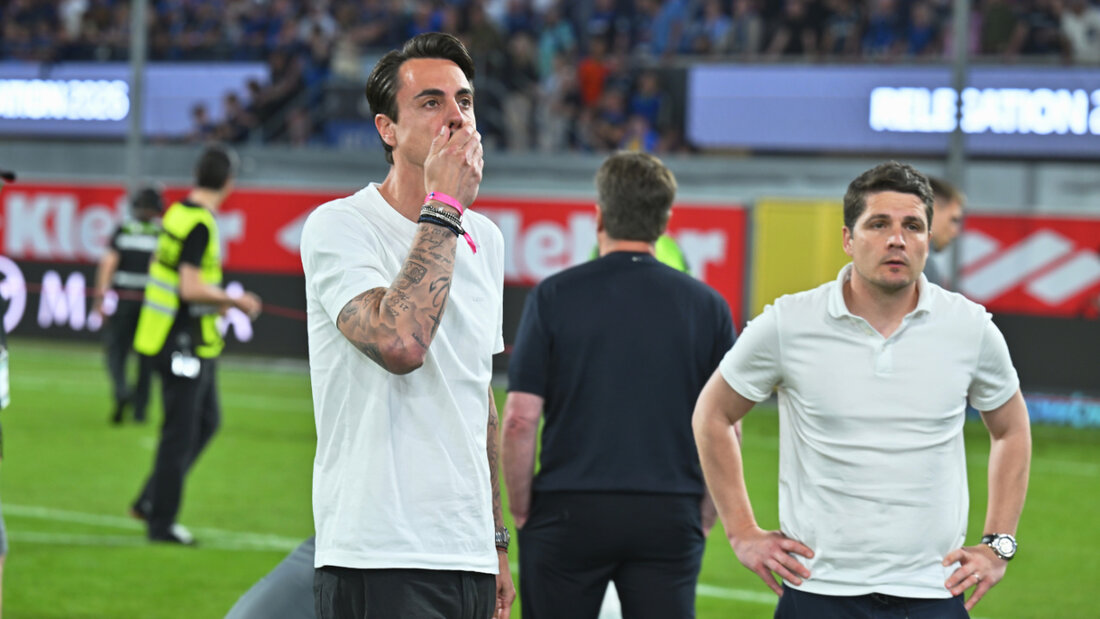 Fassungslos nach dem Abstieg des VfL Wolfsburg aus der Bundesliga: Aufsichtsratsmitglied Diego Benaglio (links) und Sportdirektor Pirmin Schwegler 20260526132350462.jpg