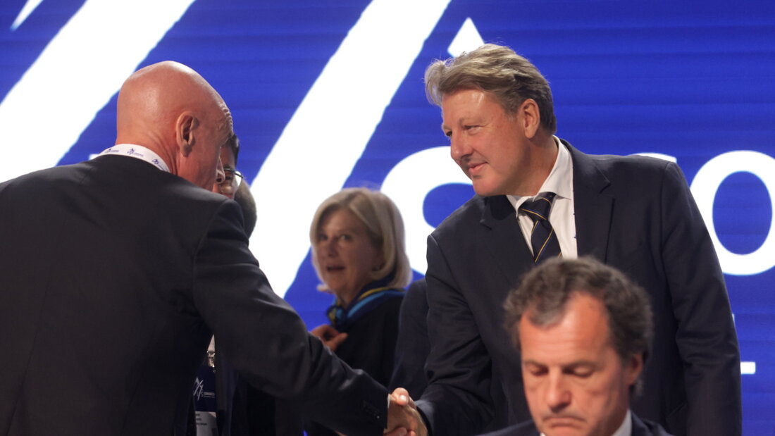 Alexander Ospelt, der neue FIS-Präsident, nimmt die Gratulationen seines Vorgängers Johan Eliasch entgegen 20260611132507452.jpg