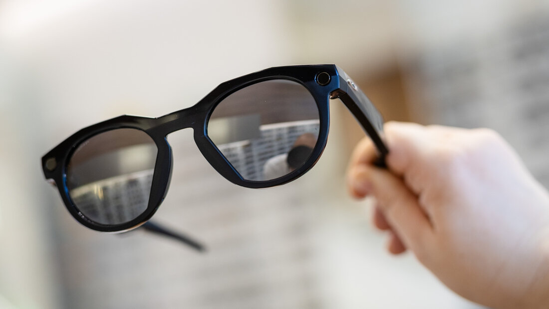 Von einer herkömmlichen Sonnenbrille kaum zu unterscheiden: Mit sogenannten "Smart Glasses" kann verdeckt fotografiert und gefilmt werden. In Saunen und Schwimmbädern soll das Tragen von Kamerabrillen deshalb verboten werden. (Symbolbild) 20261012123727567.jpg