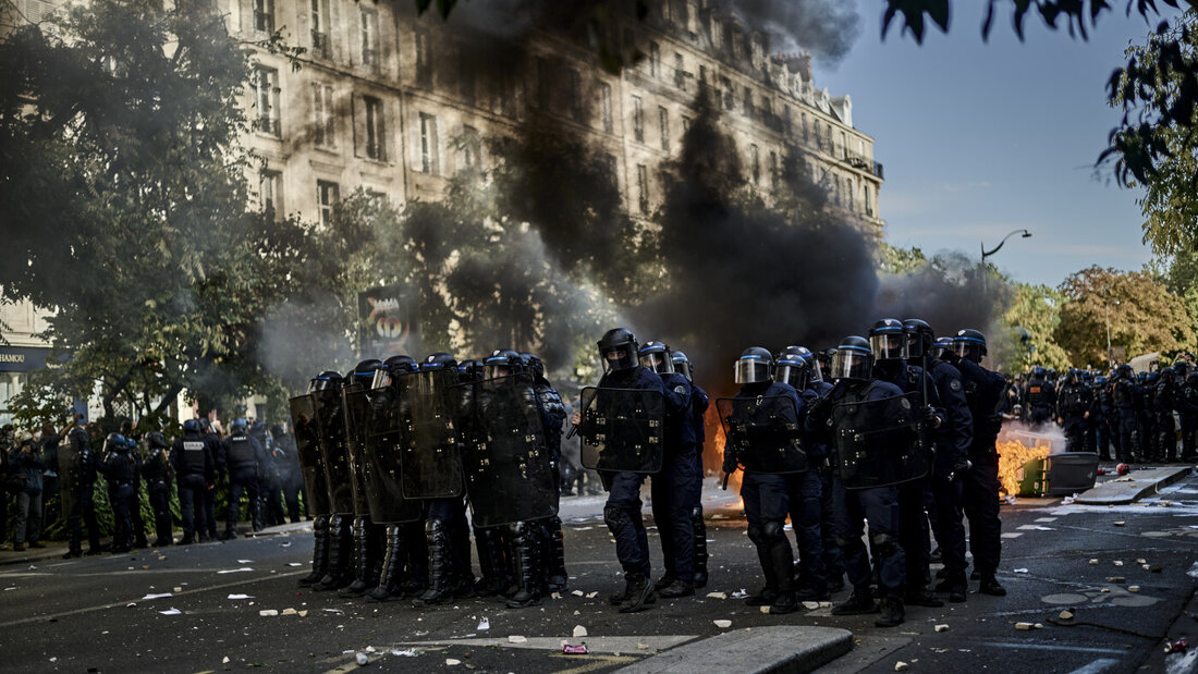 ARCHIV - Polizisten stehen bei Protesten gegen unterfinanzierte Schulen in Paris auf der Straße während hinter ihnen Mülltonnen brennen. Foto: Antonin Burat/Le Pictorium via ZUMA Press/dpa (Archivbild) 20261017142113414.jpg